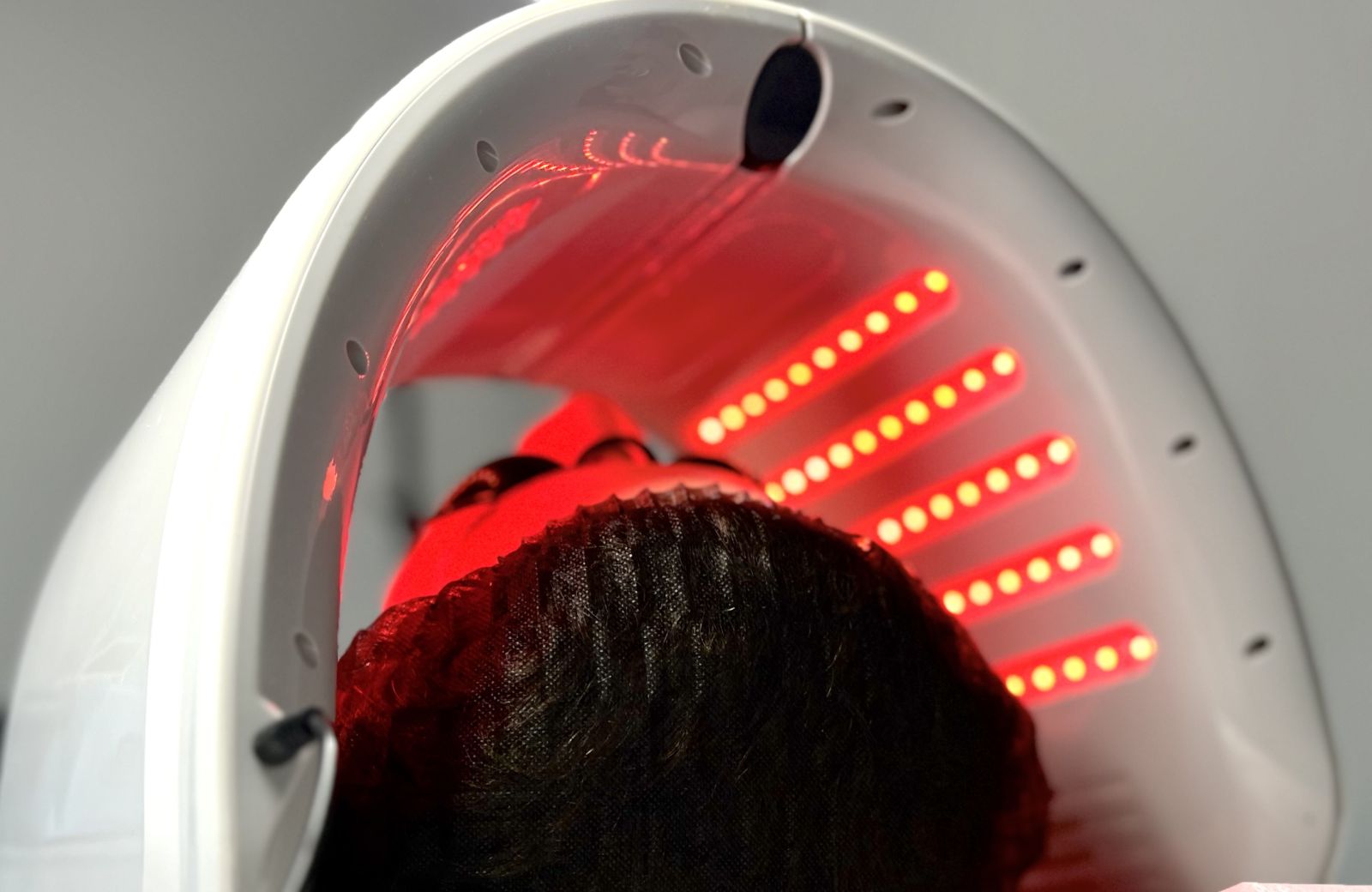 LED light therapy course – how red, blue, and green light affect the skin and support anti-aging.